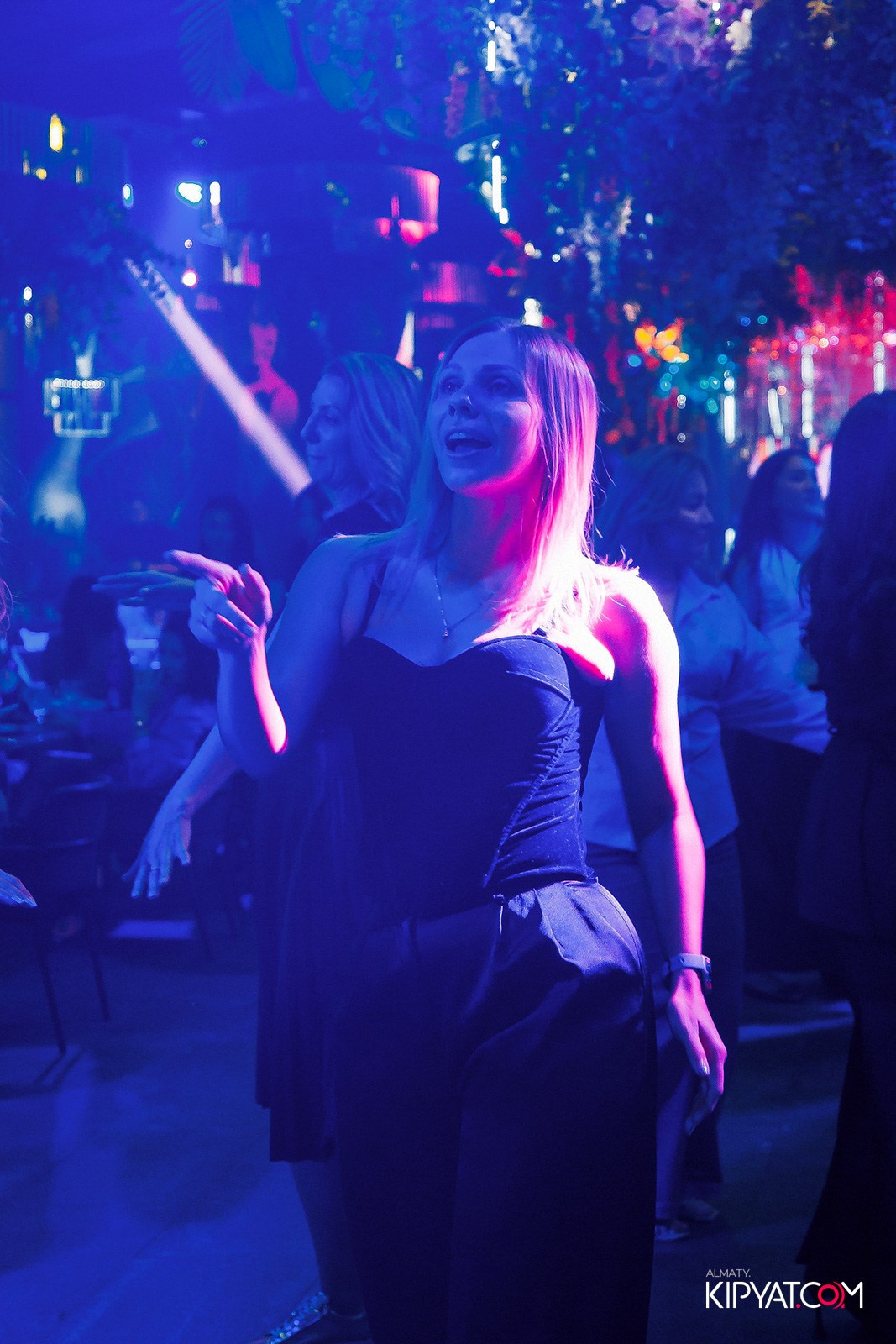 FRIENDS BAR & TERRACE. КИПЯТКОМ АЛМАТЫ!