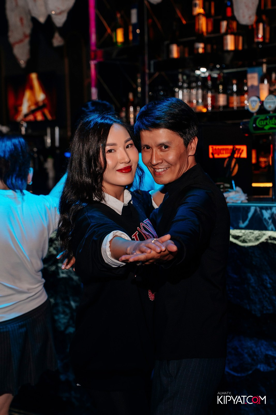 БАР ПАНАЕХАЛИ НА ТОЛЕ БИ. КИПЯТКОМ АЛМАТЫ!