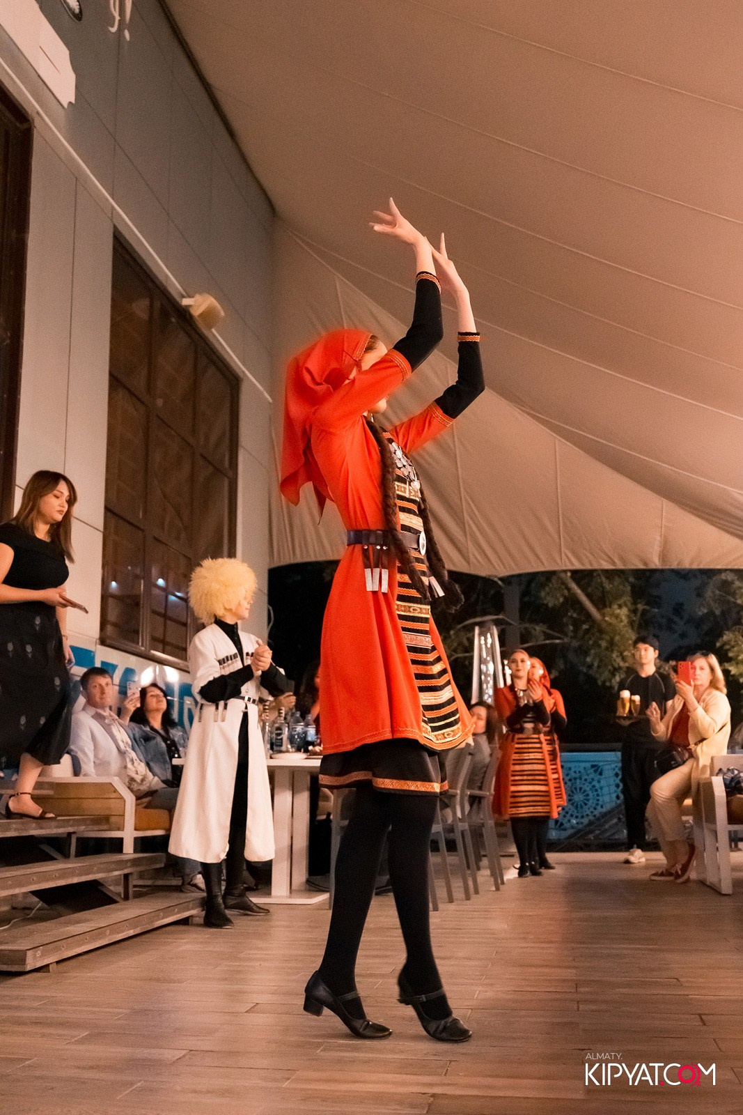 ОТКРЫТИЕ ЛЕТНЕЙ ТЕРАССЫ В РЕСТОРАНЕ ЛАРИСС ИВАННУ ХАЧУ. КИПЯТКОМ АЛМАТЫ!