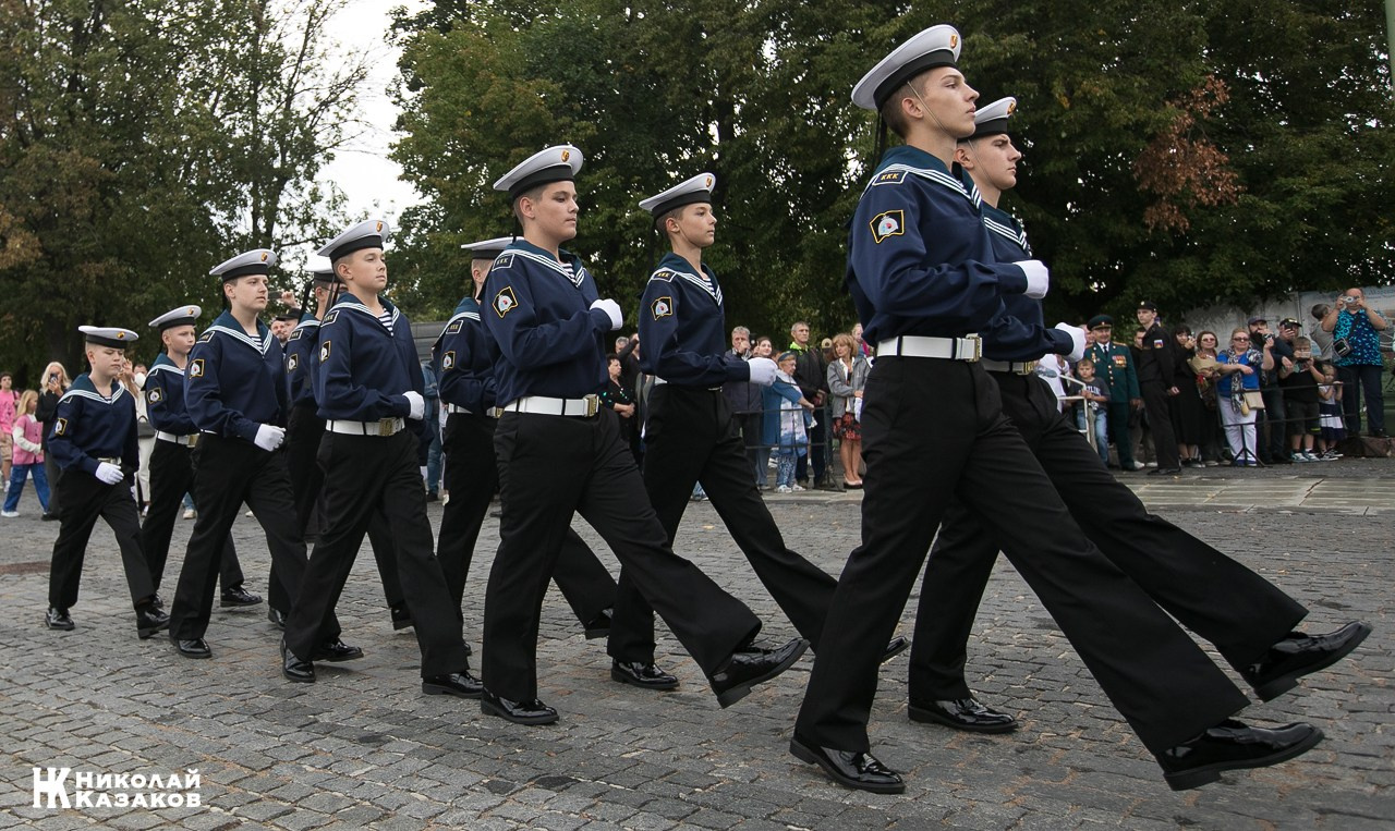 Кадеты  морского кадетского военного корпуса маршируют по Якорной площади на фоне Кронштадского морского собора