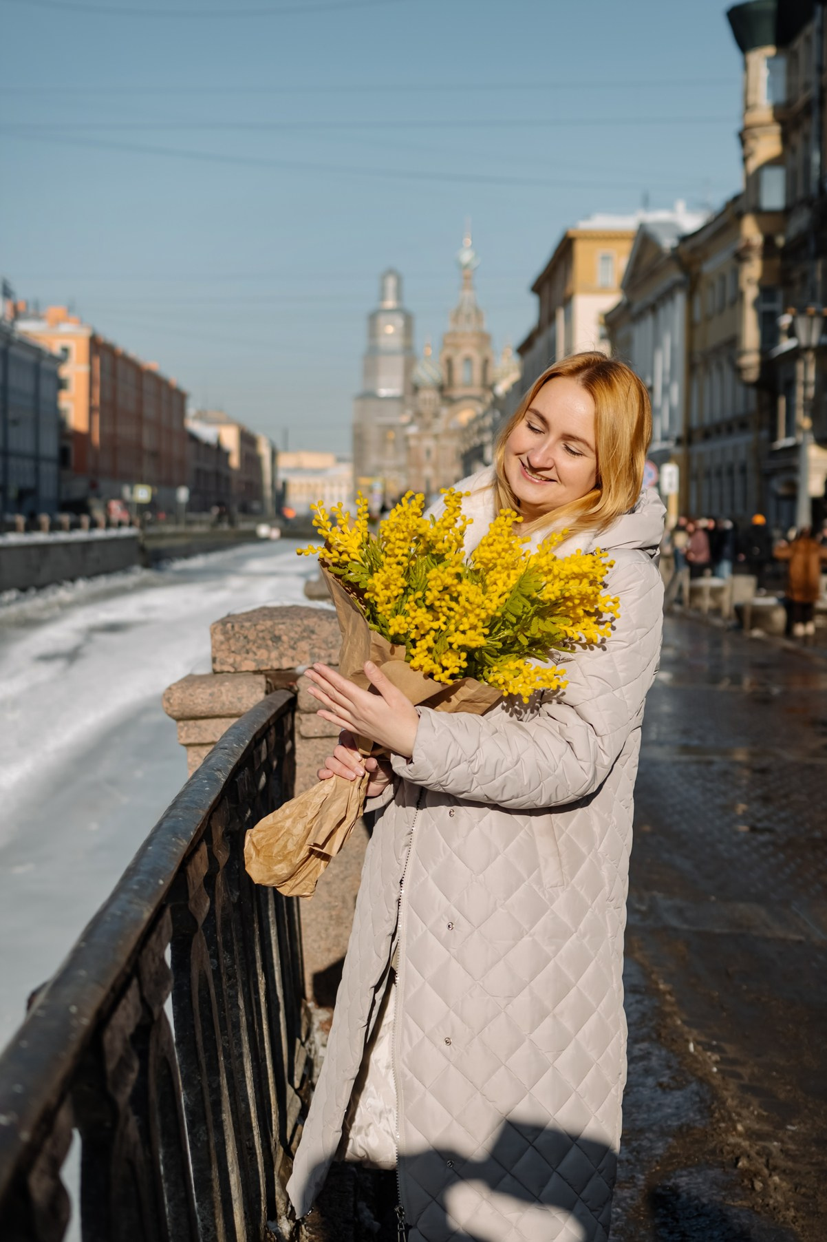 Прогулка с цветами по улицам и каналам. Свадебный и семейный фотограф в Санкт-Петербурге Елена Худякова