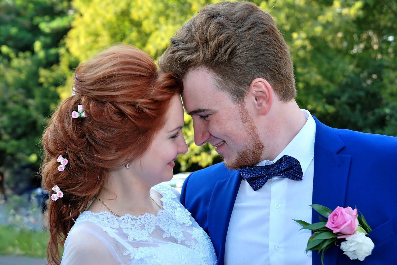 Свадебная фотосъёмка в Царицыно летом на закате, новобрачные на фоне зеленой листвы