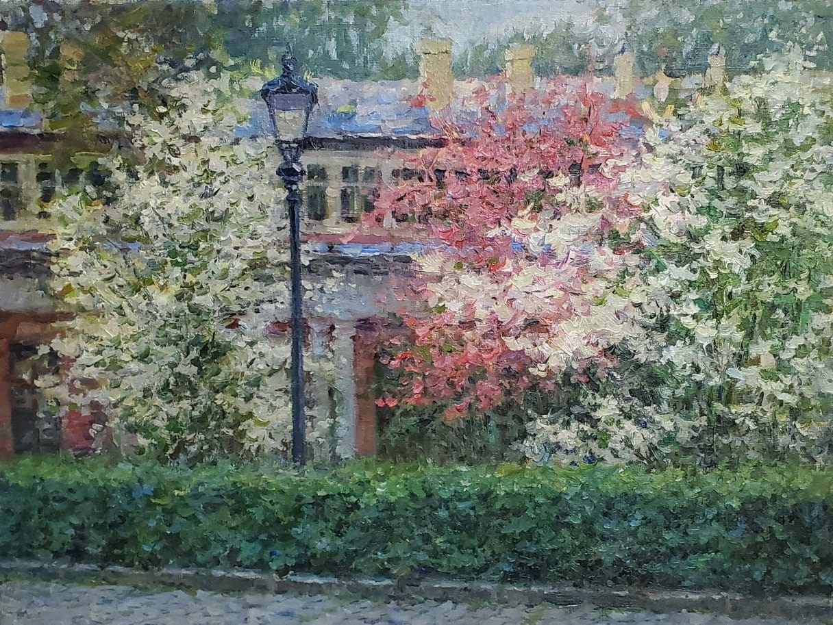 Картина маслом цветущие вишни в московском дворике