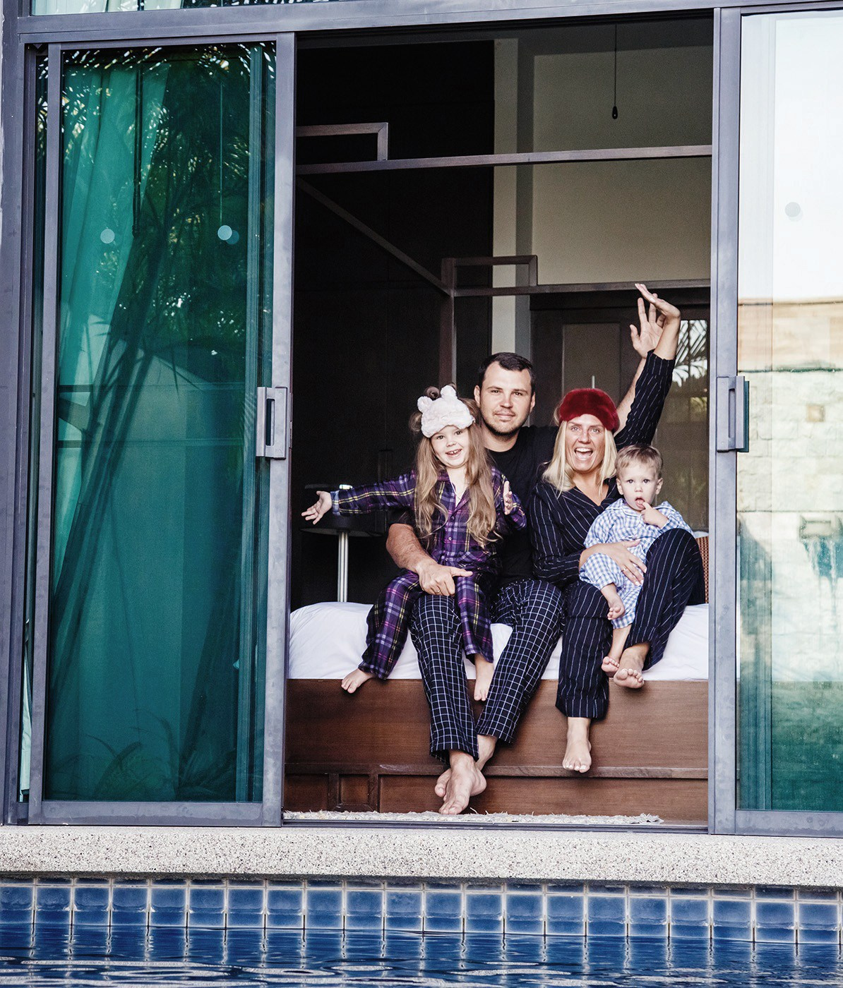 семейная фотосессия пижамная вечеринка Пхукет фотограф пляж Ката Карон Найхарн Патонг Найхарн Сурин море счастье радость идея место образ пример фото позы для фотосессии Phuket Naiharn Kata Karon Patong Surin заказать фотосъёмку цена детская фотосессия