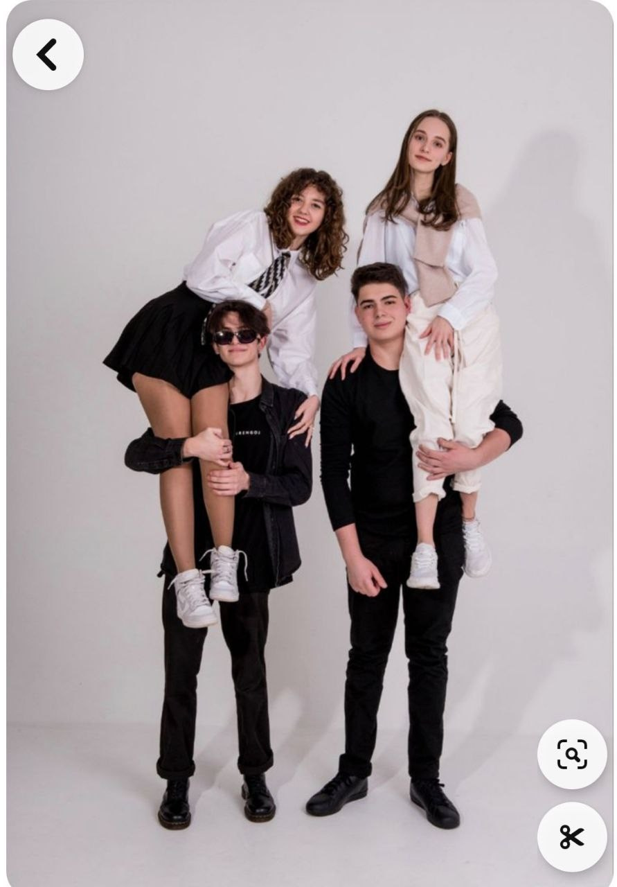 Примеры позировок для школьного альбома в старших классах. Фотограф в Шелехове, лучшие выпускные альбомы в Шелехове