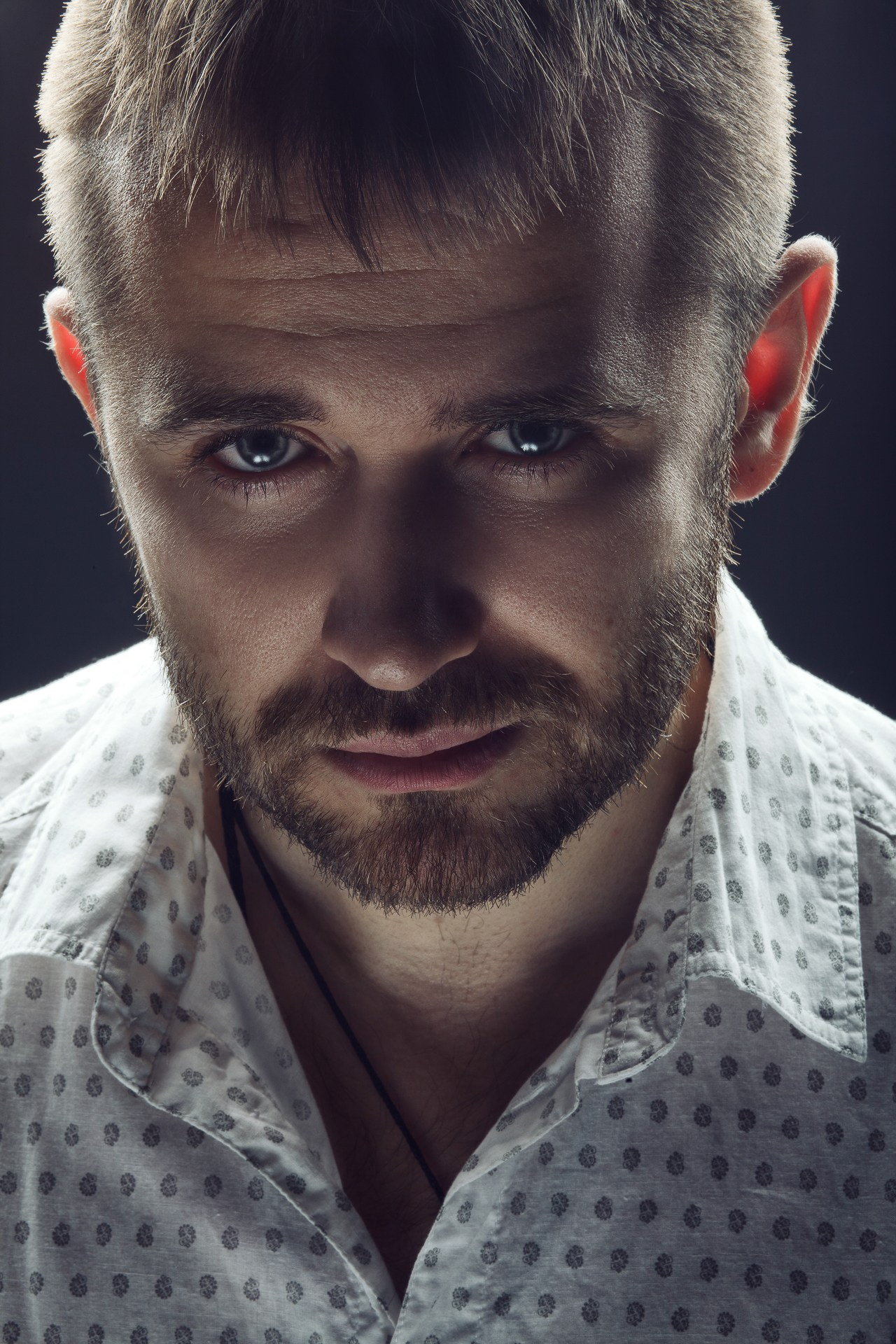 Студийный брутальный мужской портрет в Новокузнецке, Кемерово, Новосибирске