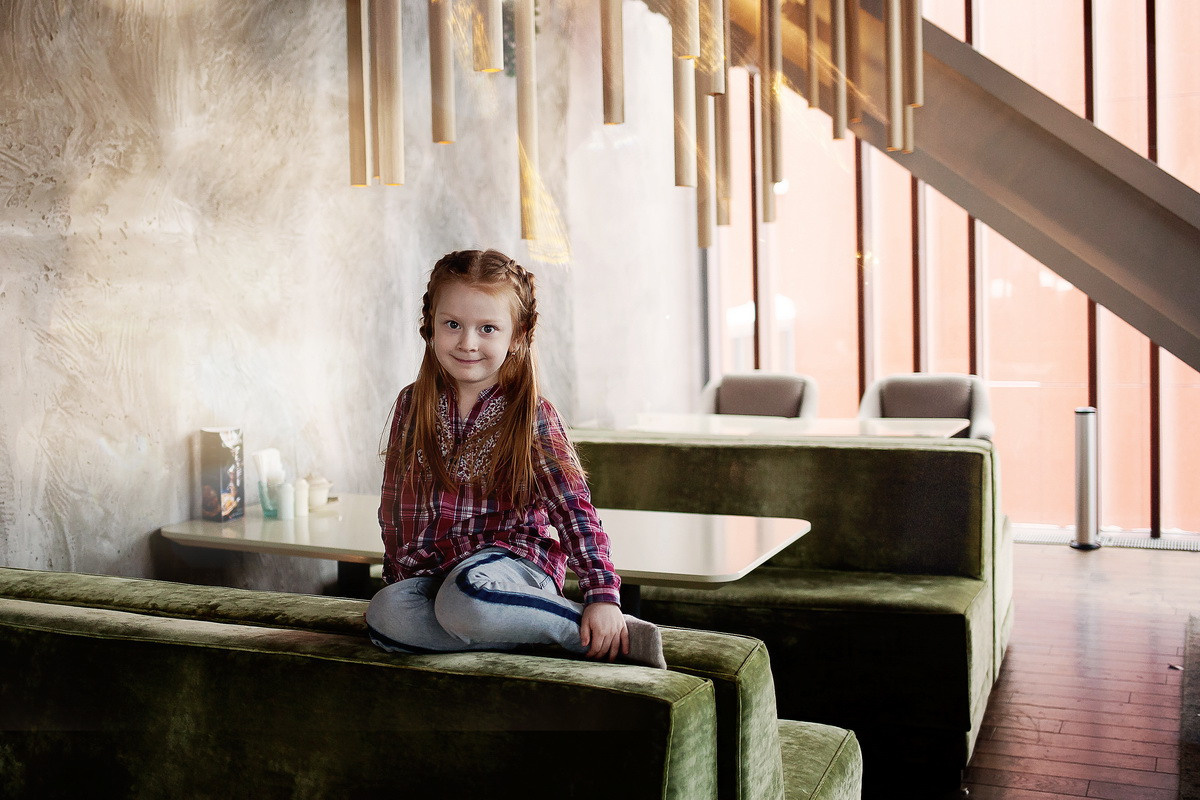 Фотосессия сестричек в ТЦ. Детский и семейный фотограф в Москве Левандовская Анастасия