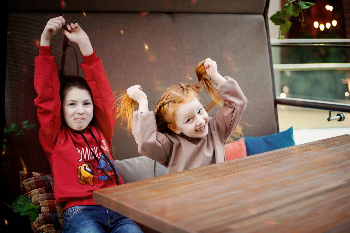 Фотосессия сестричек в ТЦ. Детский и семейный фотограф в Москве Левандовская Анастасия