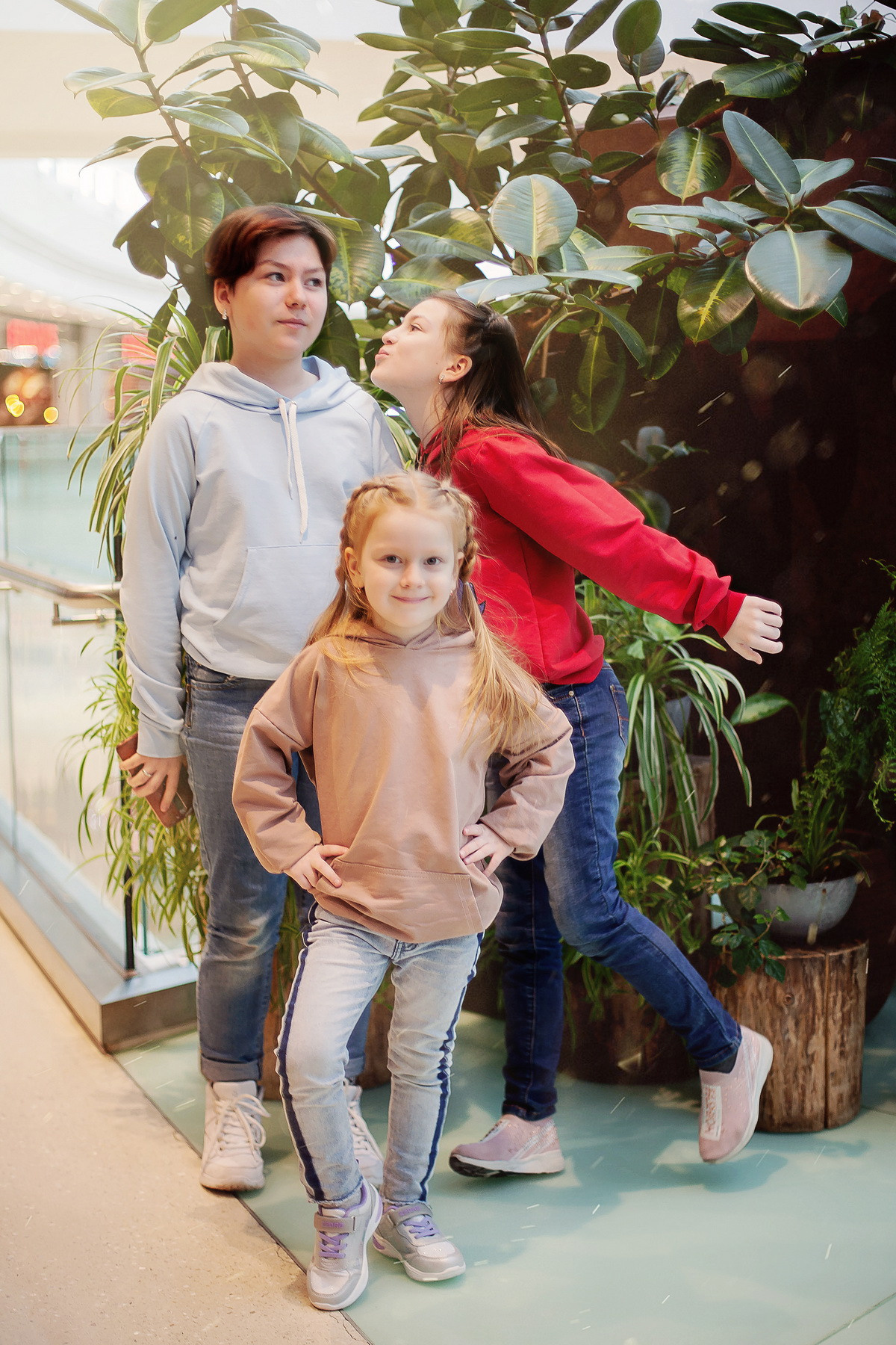 Фотосессия сестричек в ТЦ. Детский и семейный фотограф в Москве Левандовская Анастасия