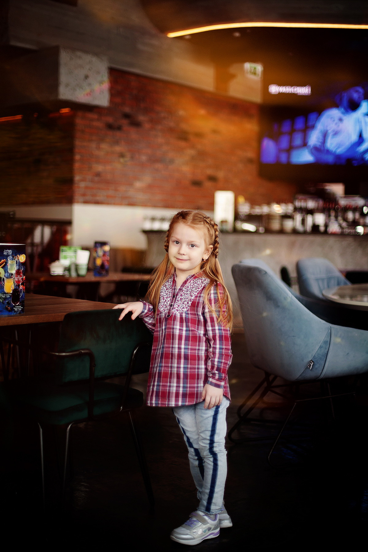 Фотосессия сестричек в ТЦ. Детский и семейный фотограф в Москве Левандовская Анастасия