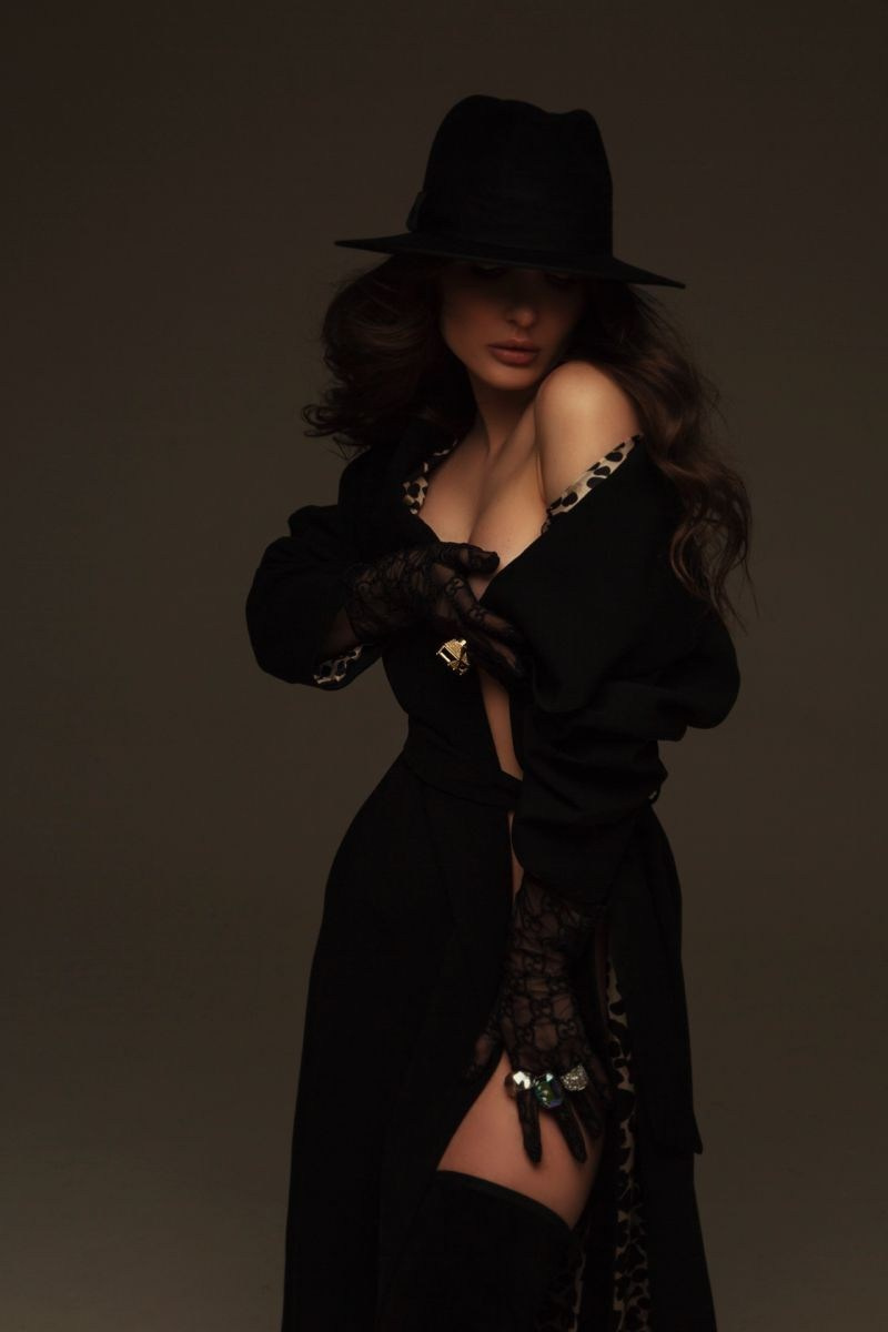 Девушка в студии