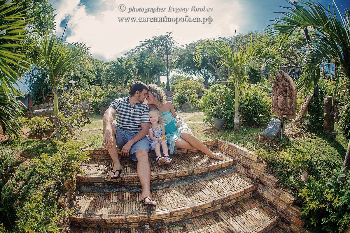 семейная фотосессия со слоном Пхукет фотограф пляж Ката Карон Найхарн Патонг Найхарн Сурин море счастье радость идея место образ пример фото позы для фотосессии Phuket Naiharn Kata Karon Patong Surin заказать фотосъёмку цена детская фотосессия слоненок