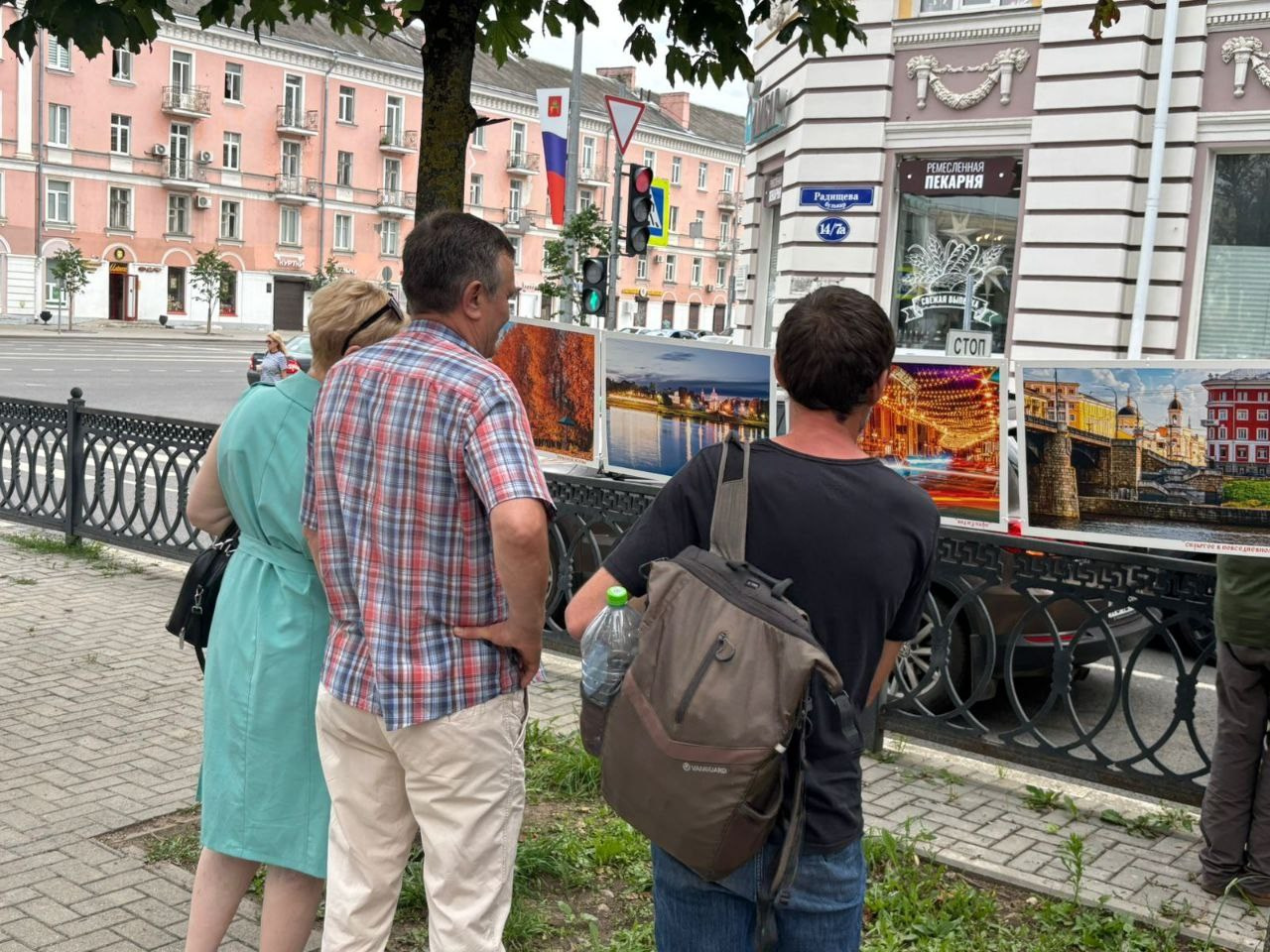 Уличное оформление на День города для центральной библиотеки имени Герцена. Тверь 890 лет. Фотограф — оформитель. Москва — Тверь