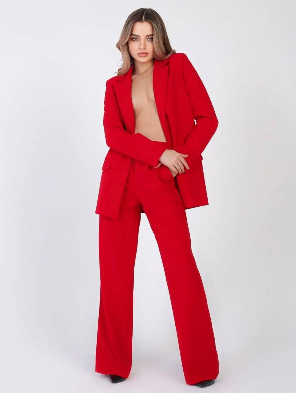Брючный костюм .Пиджак оверсайз , брюки палаццо . Цвет  - красный. Размер 46