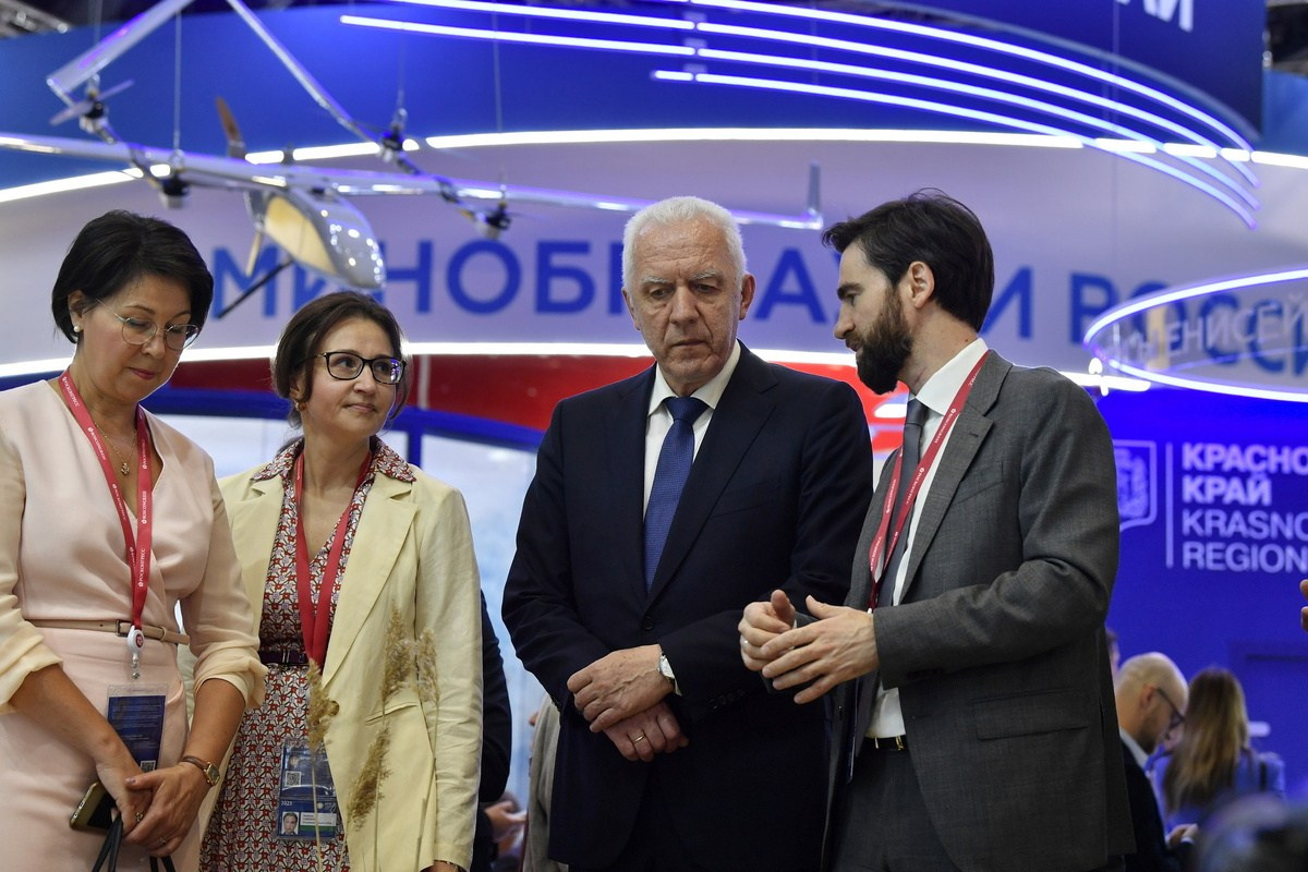 Миллиарды в кадре: как снимать на ПМЭФ. Документальный фотограф Сергей Вдовин