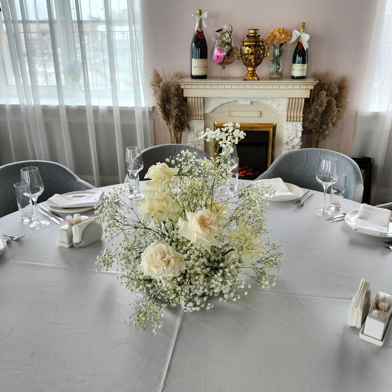 камерная свадьба, бюджетное оформление, декоратор Москва, флорист Москва, флорист фрилансер, базовое оформление, ручная работа, украшение свадьбы живыми цветами , композиции на гостевые столы, президиум, стол молодожёнов