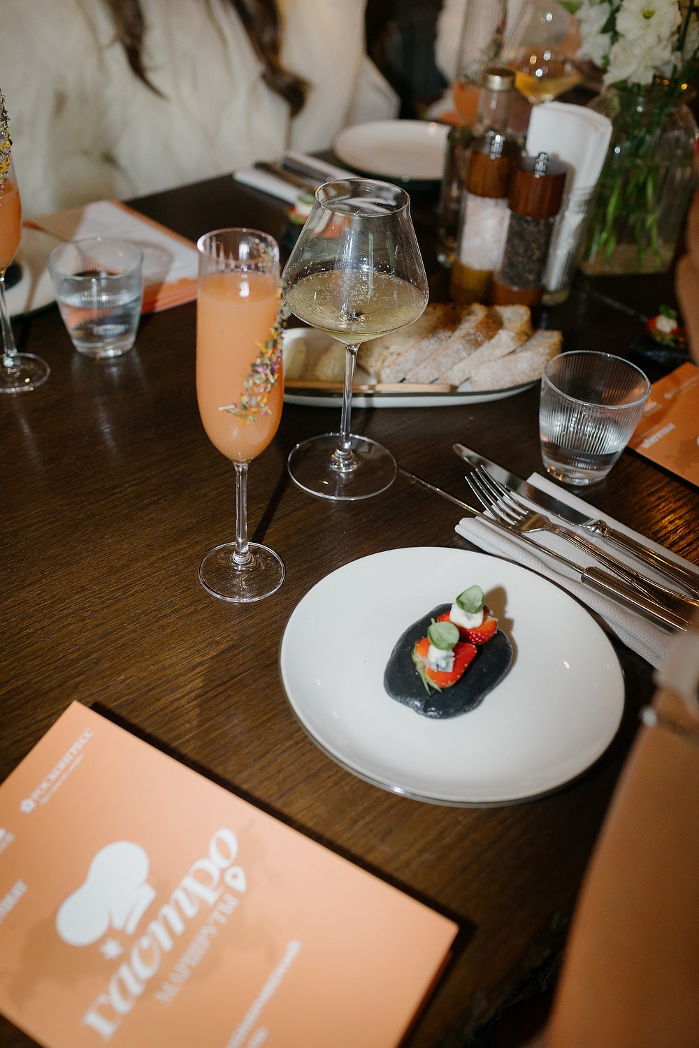 Ужин в CoCo Chalet. RetroChic Фото