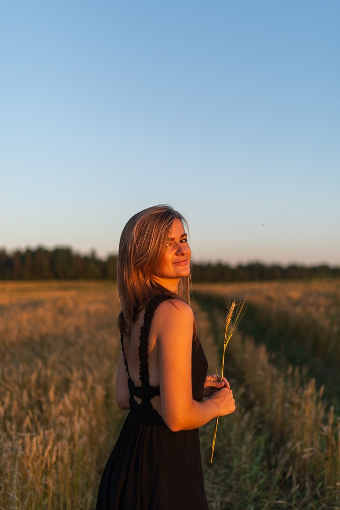 Поле, закат и наши улыбки. Фотограф Мария Ковкова