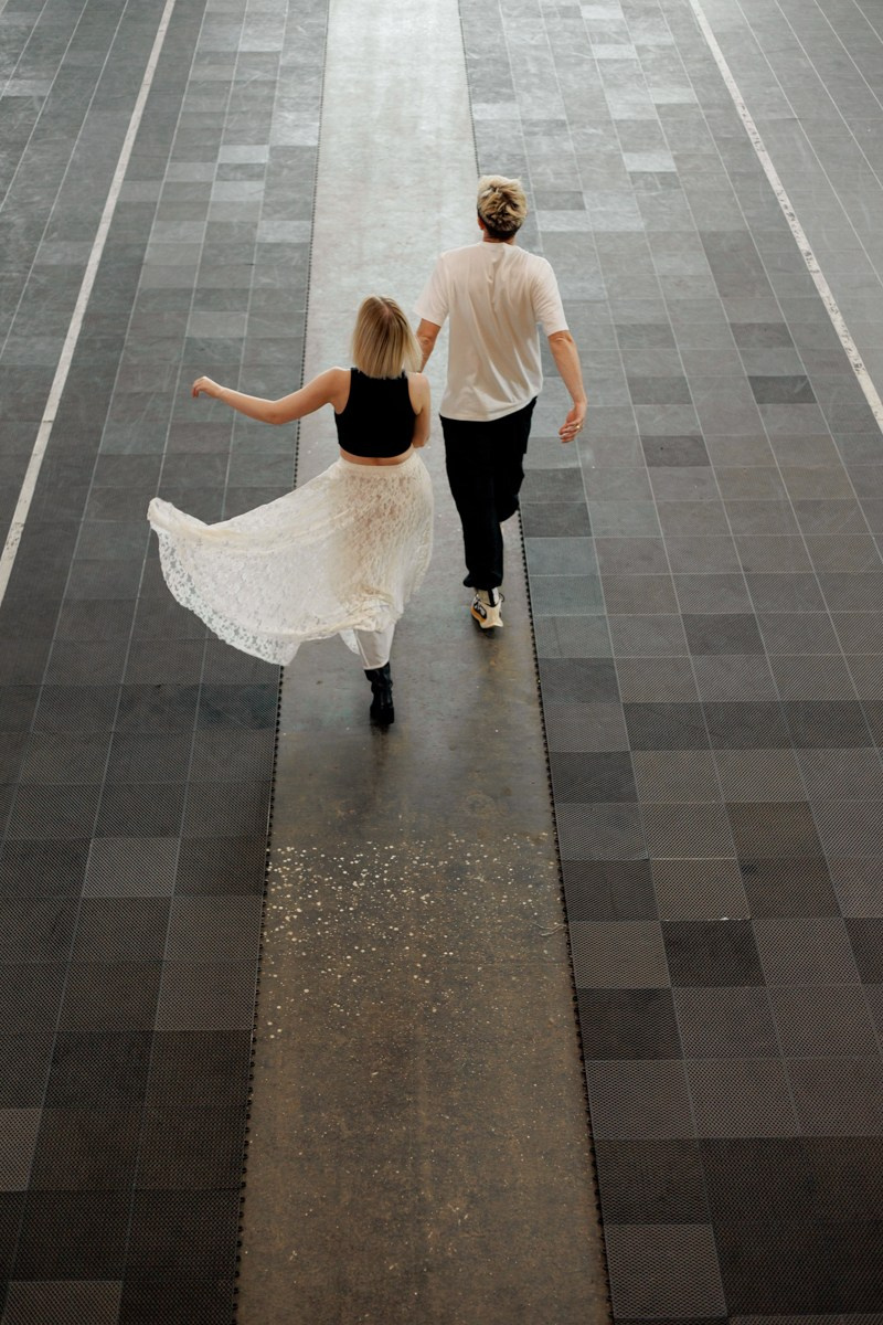 Лавстори с лапшой и жёлтым ангаром. Свадебный и семейный фотограф в Нижнем Новгороде и Москве