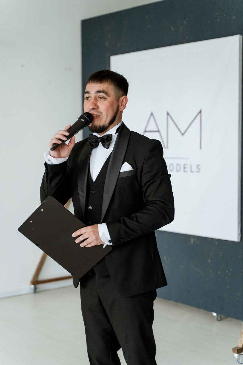 Фото. Ведущий ярких праздников — Сергей Велигодский