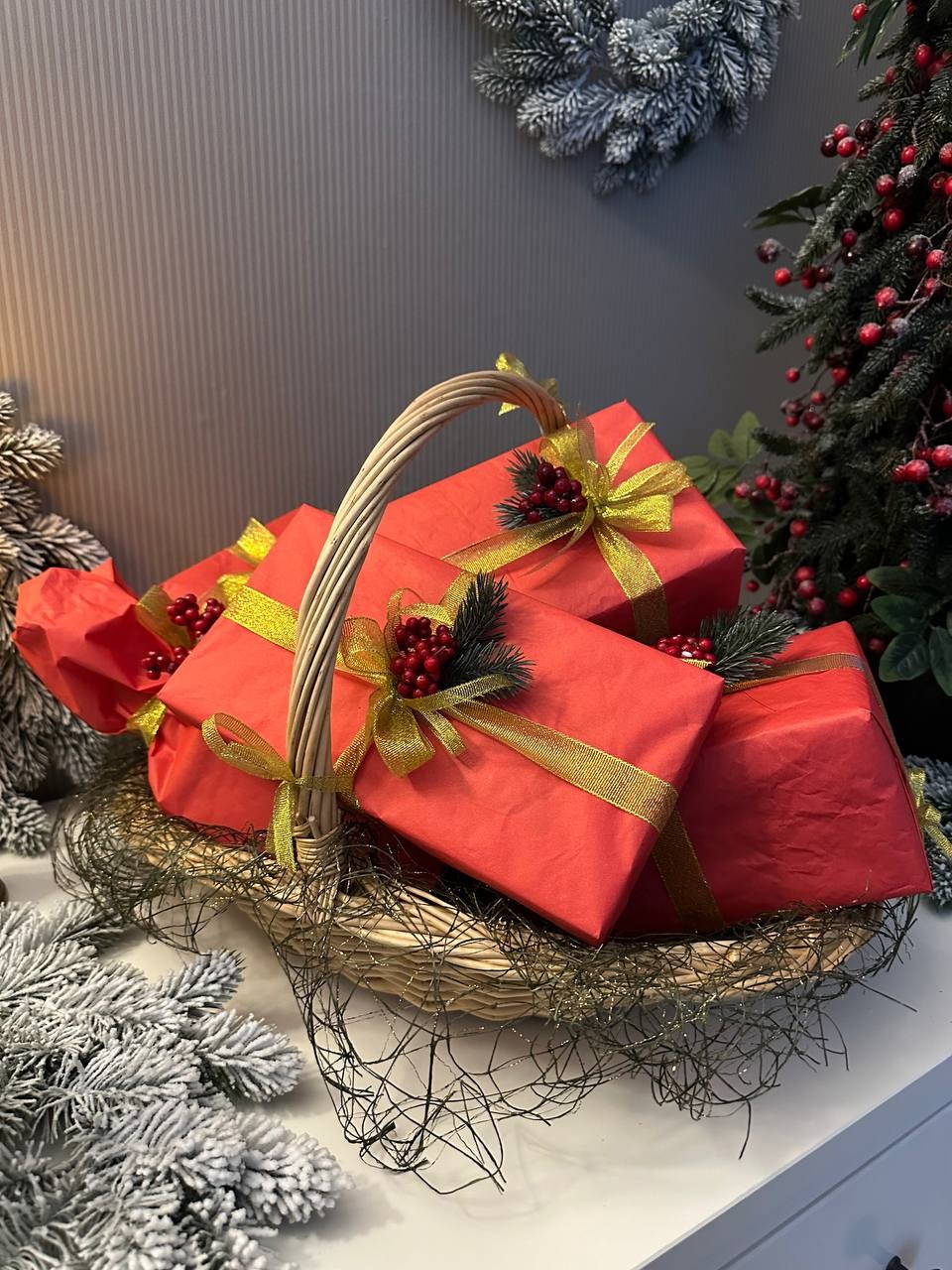 Новогодняя корзина. Студия подарочных наборов «Владия»