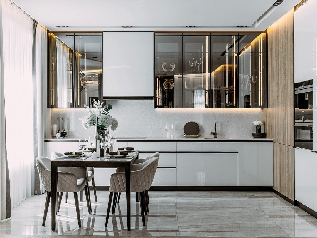 Кухня-столовая с деревянными элементами и стеклянными фасадами — проект Валерии Котович