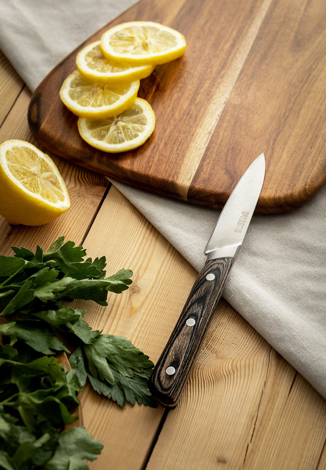 Нож с деревянной ручкой на столе | Фото для сайта производителя