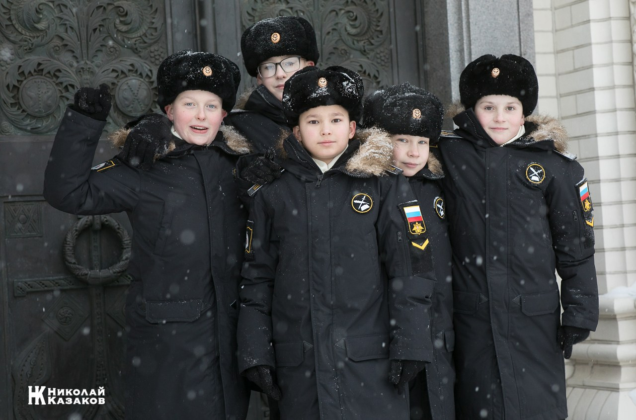 Групповой портрет  кадет Кронштадского морского кадетского военного корпуса около Морского собора 