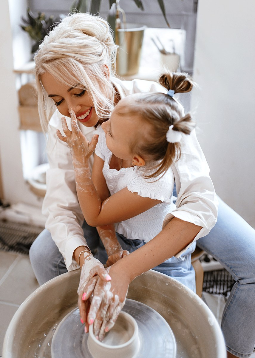 Мама с ребёнком в гончарной мастерской на семейной съёмке в Москве