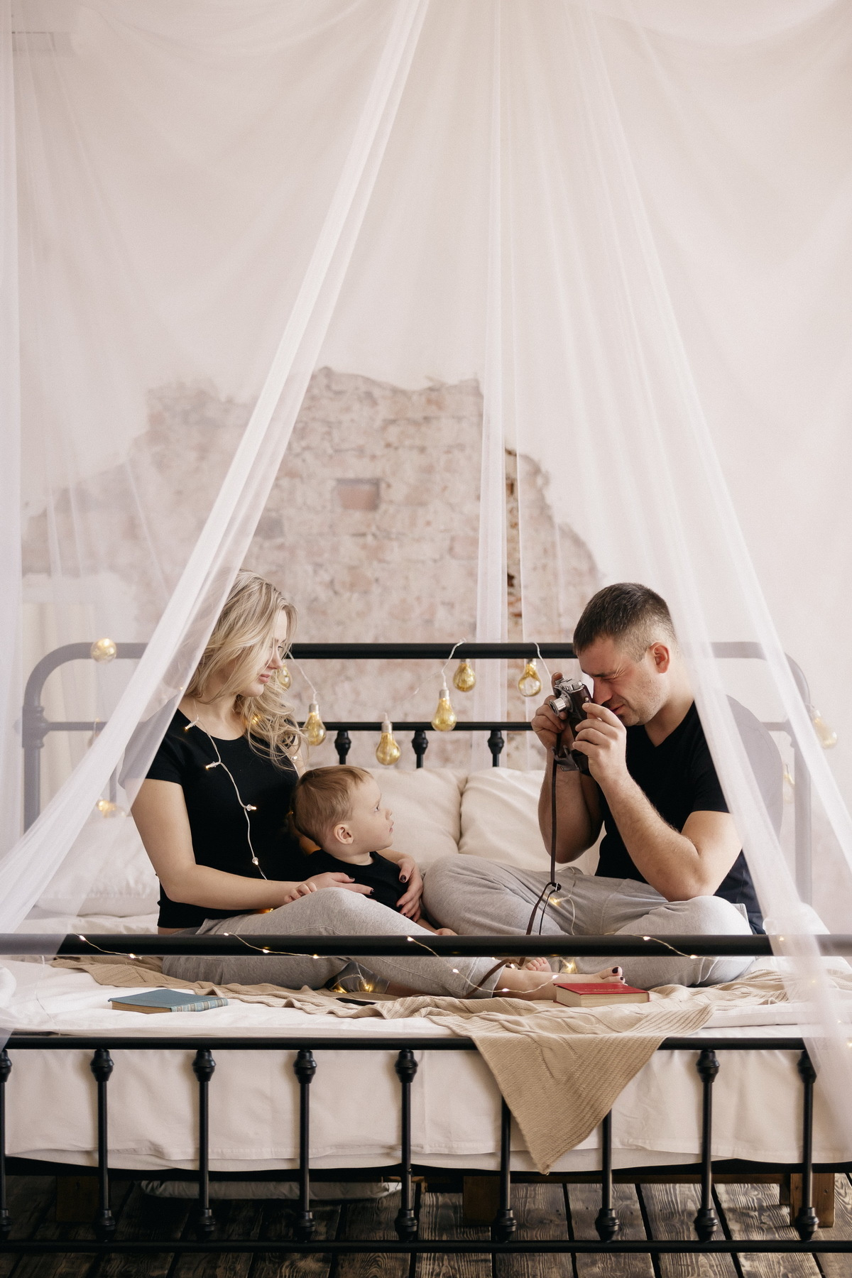 Сесейная фотосессия в студии Владивостока. Фотограф во Владивостоке Антон Блохин