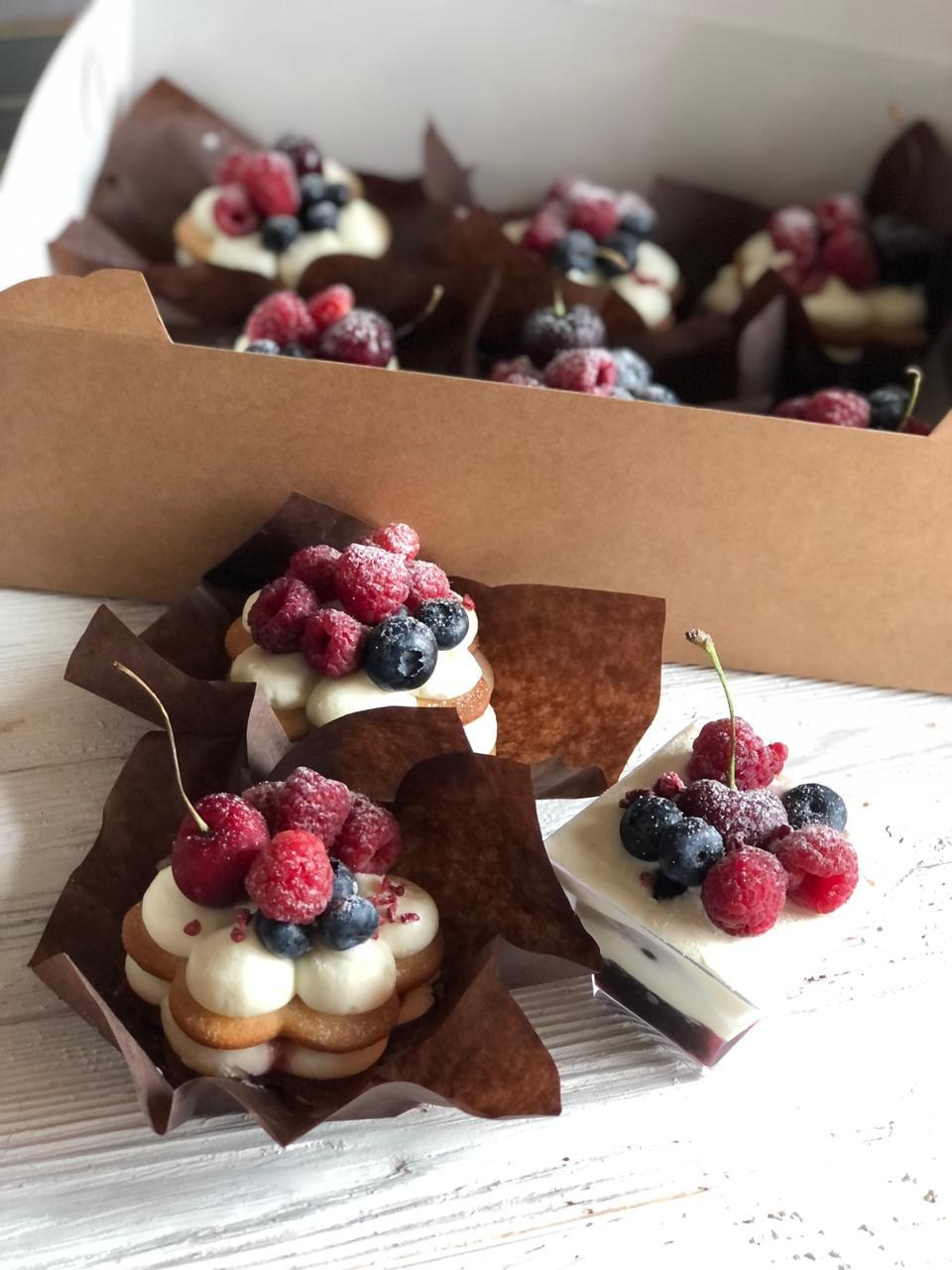 Торты и десерты. Выездной кейтеринг, съедобные букеты, торты и сладости на заказ