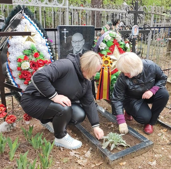 Благоустройство мест захоронений земляков кинологов, с возложением венков. НРОО КЦ "Собаковод"