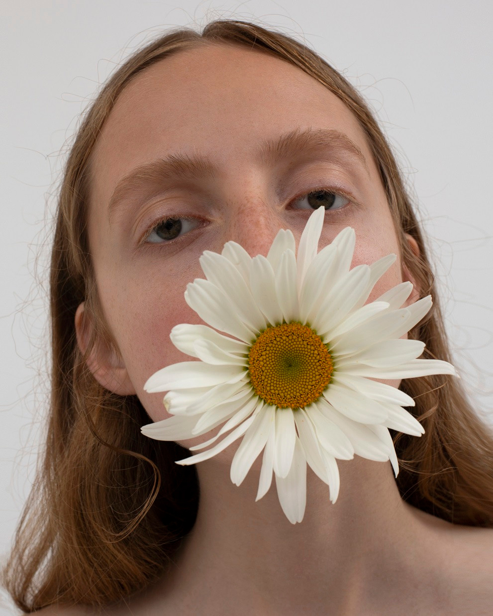 девушка с цветком