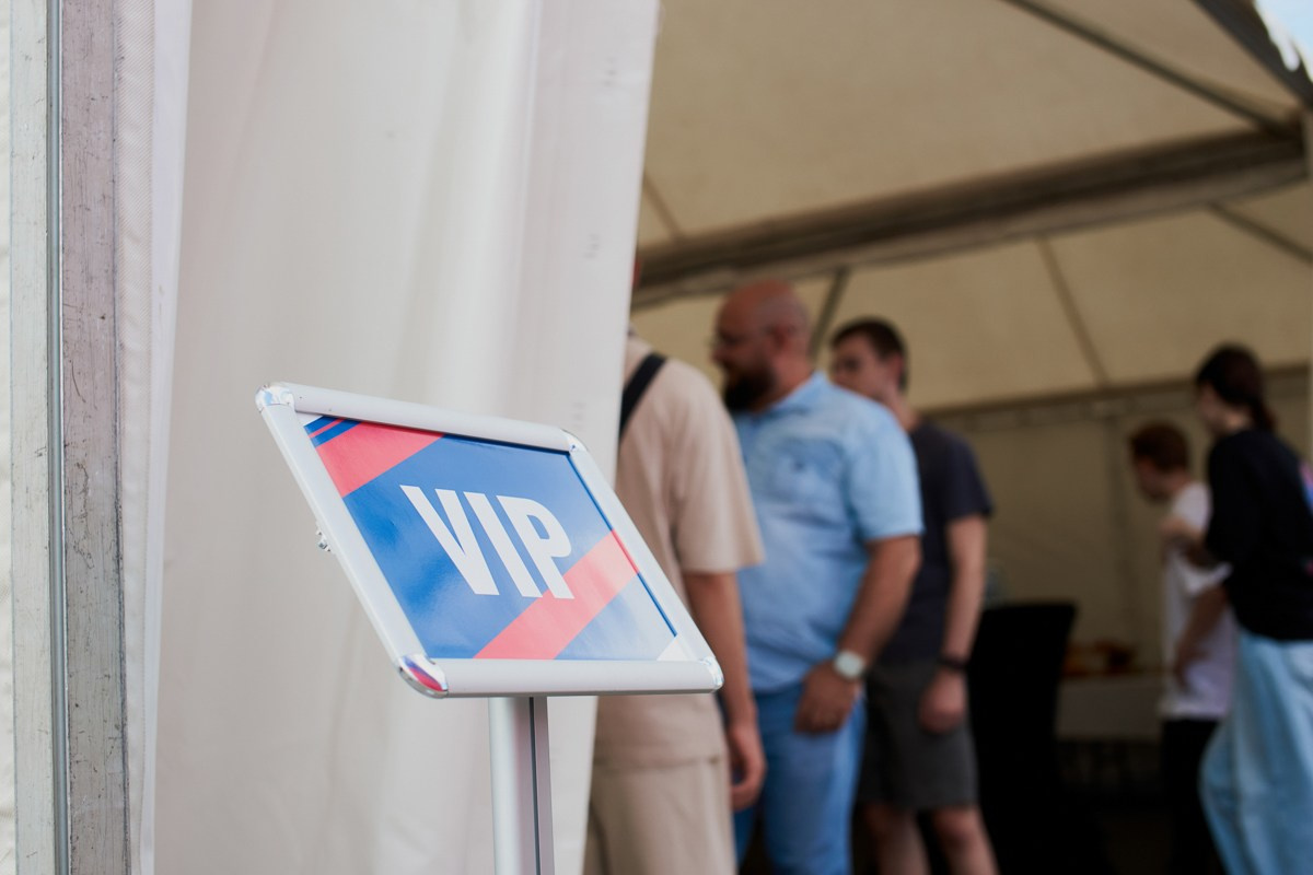 Репортаж для VIP зоны КПД Газстрой: выступление Родиона и Олега Газмановых. Репортажный и женский фотограф в Новосибирске