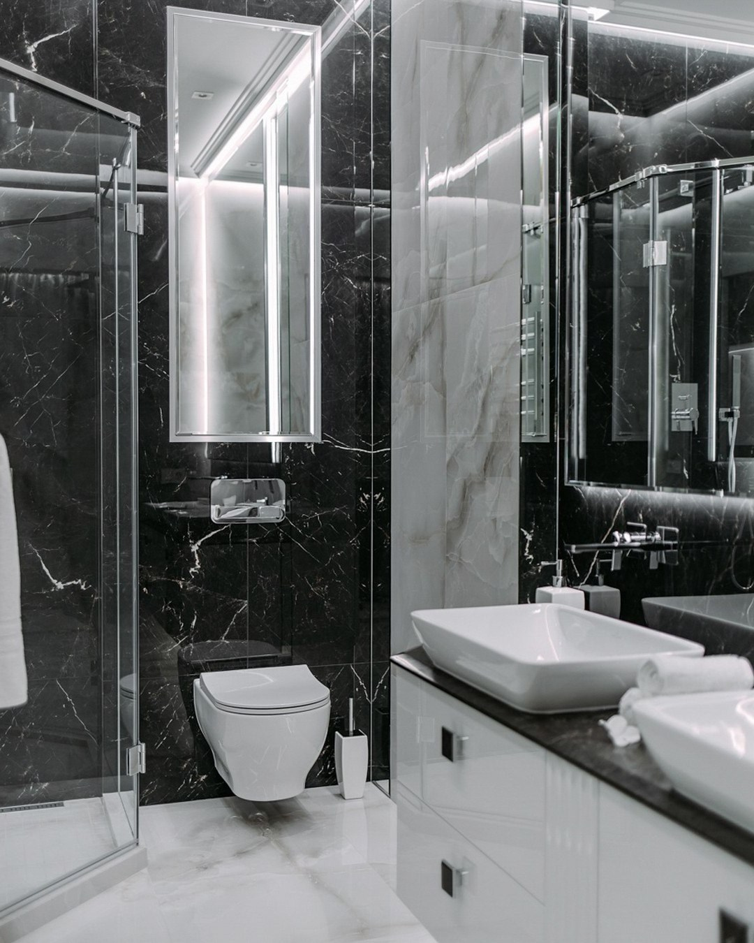 Ванная комната с чёрно-белым мрамором, душевой и двойной раковиной | Проект дизайнера Валерии Котович