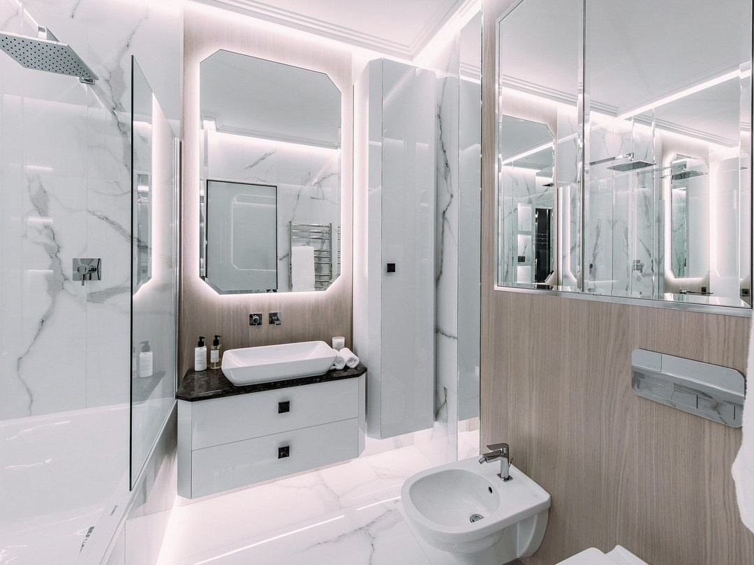 Современная ванная комната с мраморной отделкой и подсветкой зеркал | Проект Валерии Котович