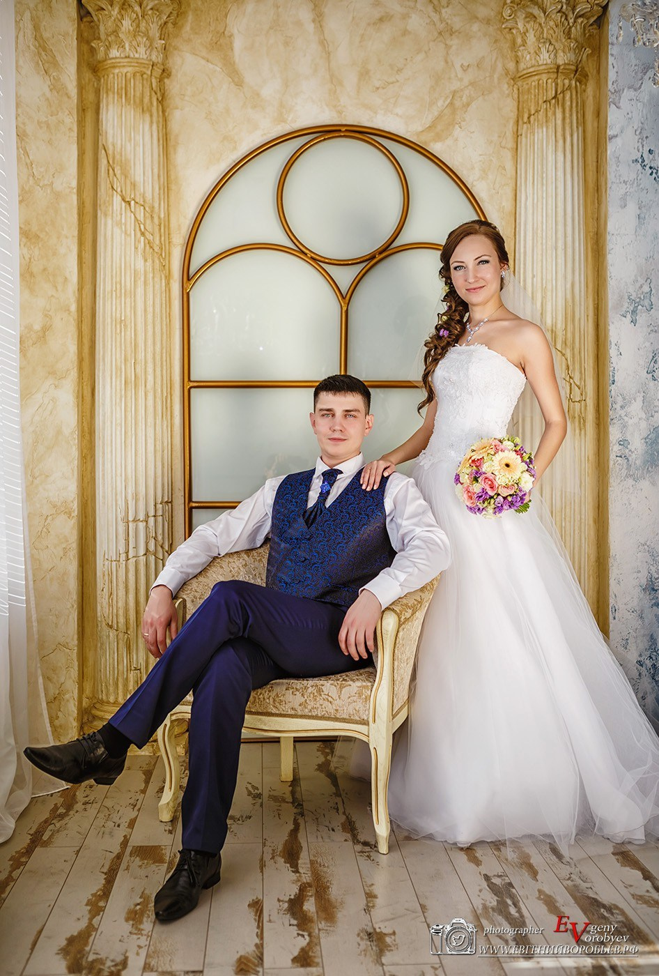 Свадебная фотосессия в Красноярске лучший фотограф свадьба Красноярск невеста свадебное платье жених визажист причёска макияж идея места образ пример красивая фото позы для свадебной фотосессии фотография декор агентство организация цены описание услуги ведущий тамада заказать забронировать стилист 