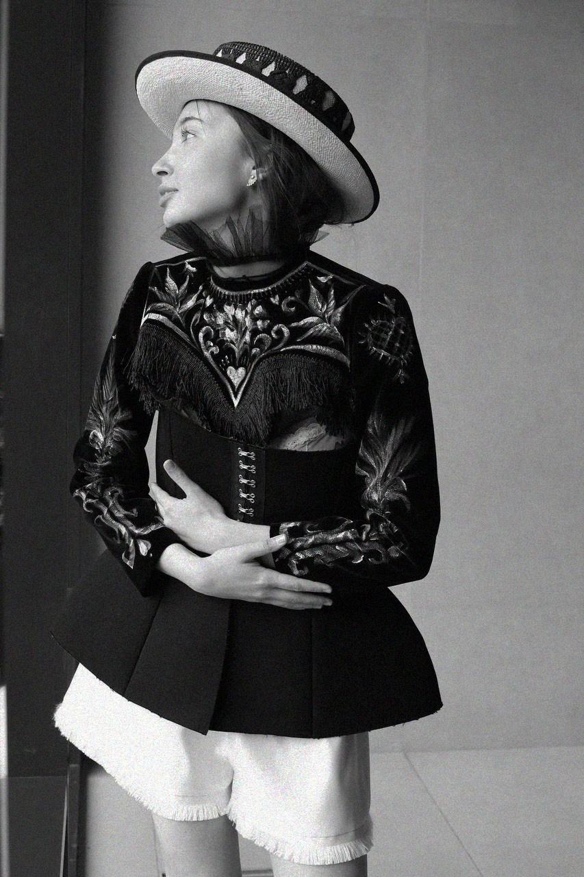 LOOKBOOK. Фешн дизайнер, фотограф, художник Яна Лазарева в Москве