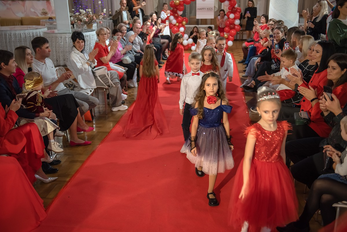 Выпускной в детской школе моделей HAPPYkids 2024. Семейный и коммерческий фотограф в Сочи Александр Бодунов