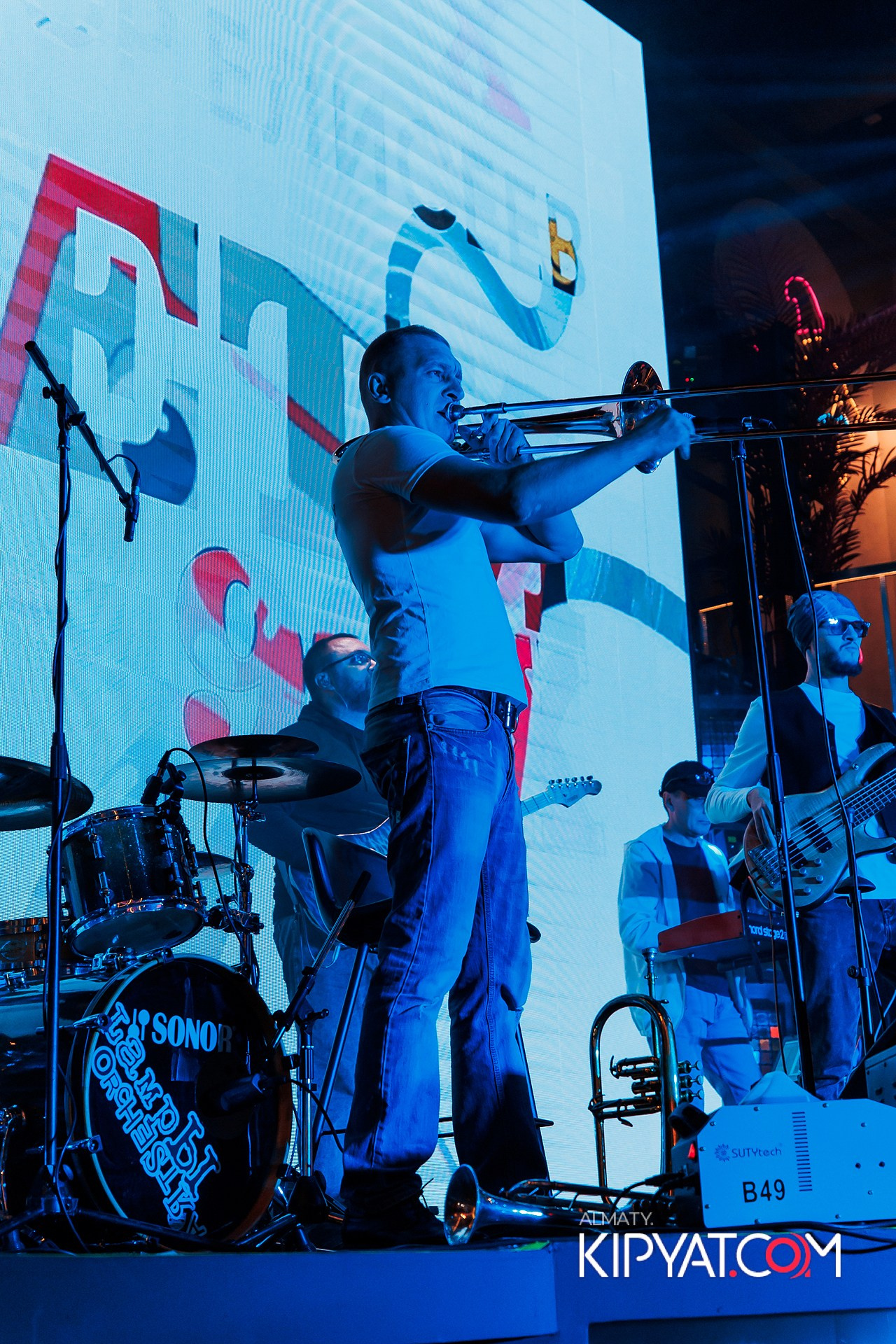 ПРЕЗЕНТАЦИЯ КНИГИ ВИКТОРА ЕЛИСЕЕВА. КИПЯТКОМ АЛМАТЫ!