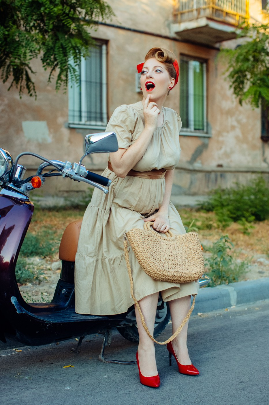 Беременная девушка сидит на мотороллере в ретро стиле