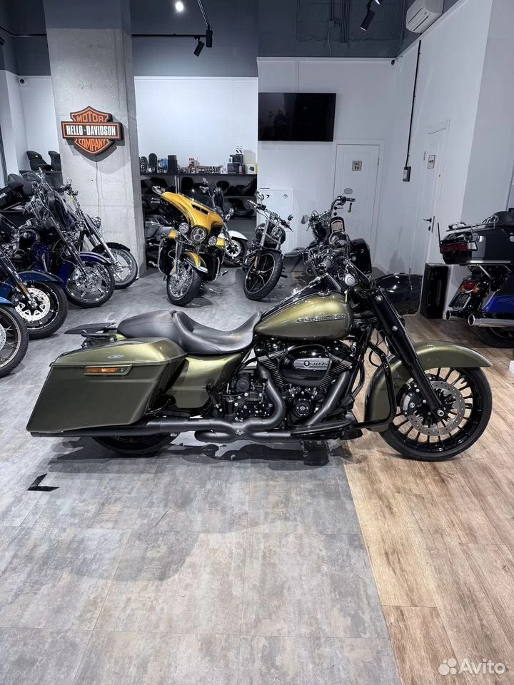 Купить Harley-Davidson 2017 Road King (Olive Gold) (Touring) — подробнее на сайте. Hello Davidson, Москва. Только хорошие мотоциклы…