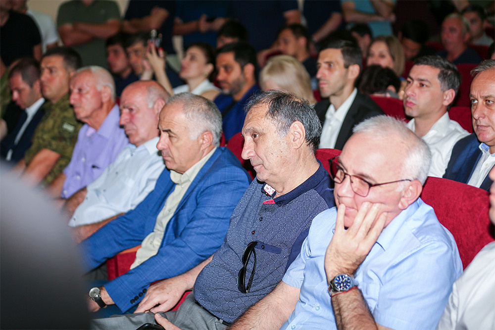 Мэр Сухума отчитался о положении дел…. Свадебный и семейный фотограф в Абхазии Эля Цишба