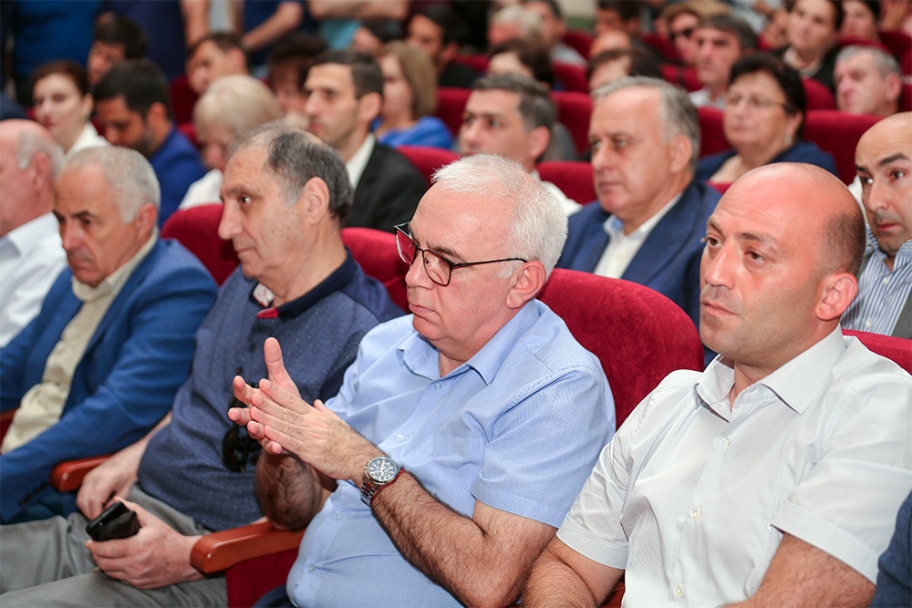 Мэр Сухума отчитался о положении дел…. Свадебный и семейный фотограф в Абхазии Эля Цишба