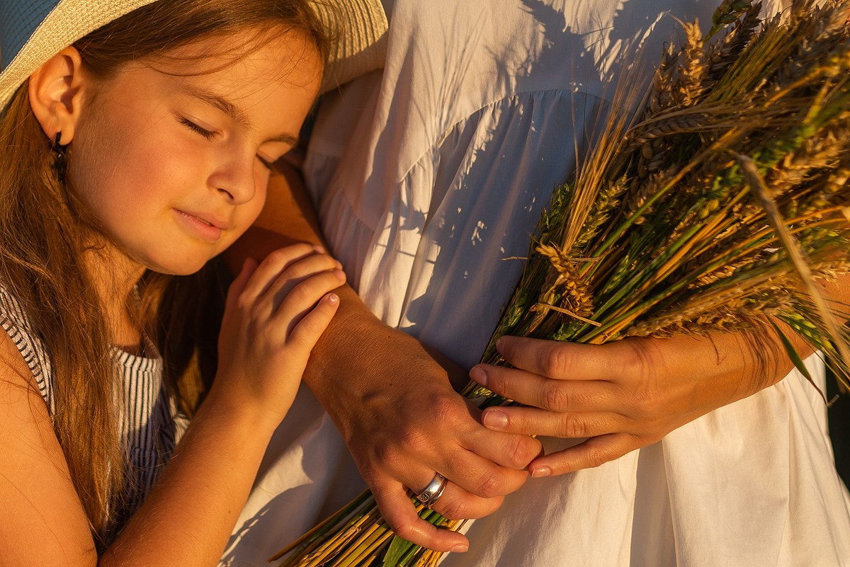 Поле, закат и наши улыбки. Фотограф Мария Ковкова