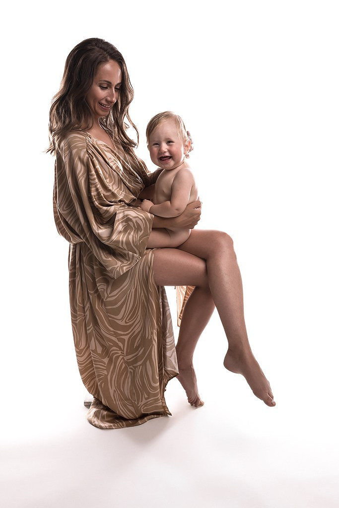 фотосессия матери и ребенка, фотосессия материнства в Тамбове, фотосъемка в стиле минимализм и без одежды матери и ребенка в фотостудии, фото мамы и малыша, портрет материнской любви, поцелуй матери, красивое фото матери и ребенка, объятия матери, мамины руки на фото, фотография красивой женщины с ребенком на руках, фотосессия семейная в Тамбове, детская и семейная фотосессия , мама и ребенок на светлом фоне в фотостудии, ребенок на руках у мамы, красивое платье на фотографии матери и ребенка, красивое материнство