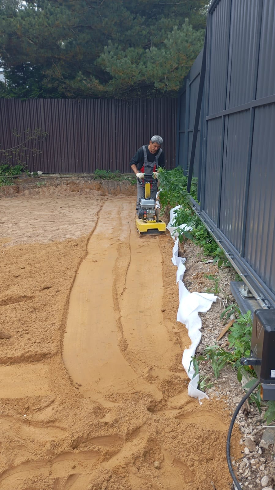 Послойная трамбовка песка 