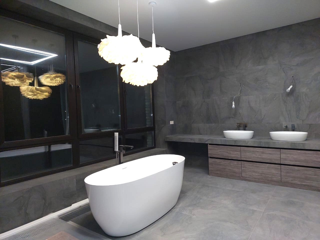 Зонирование и освещение в ванной комнате объекта МД-006