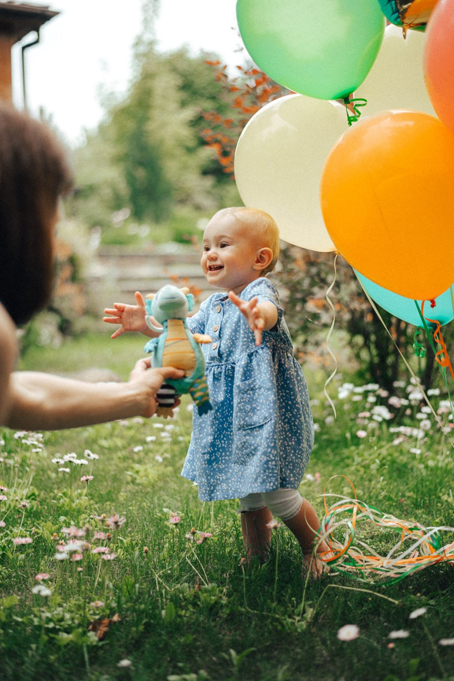 Коля, Ксюша, Саша, Андрей, Кира и бабушки | на даче