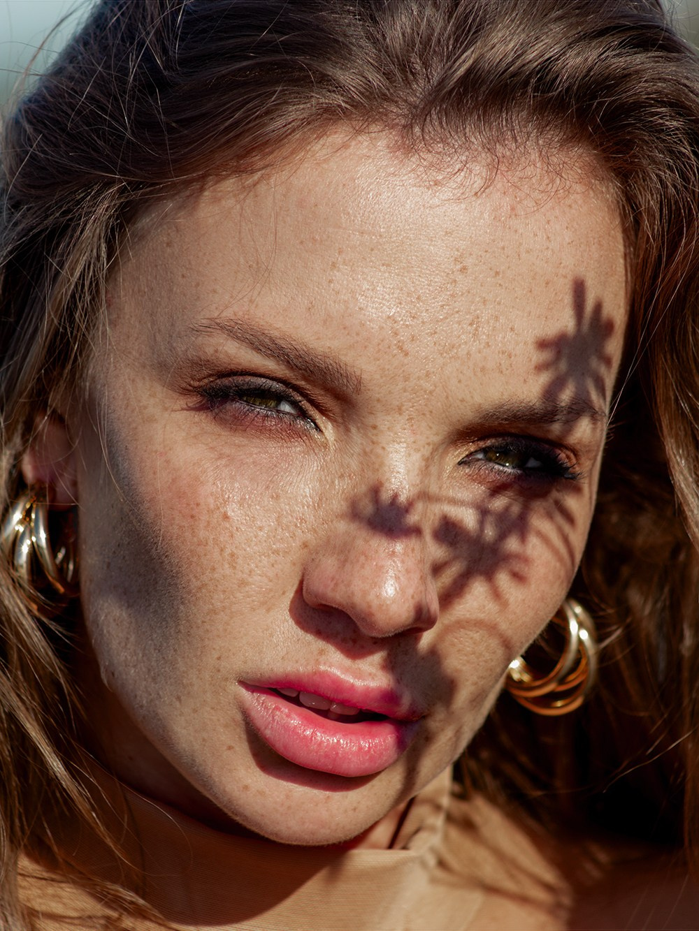 Фотограф Антон Рязанов - портрет девушки с тенью от растения на лице